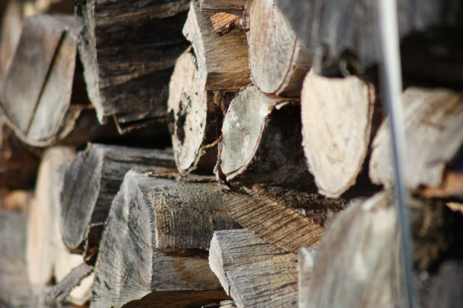 Bûches de bois sec empilées pour alimenter un poêle ou une cheminée