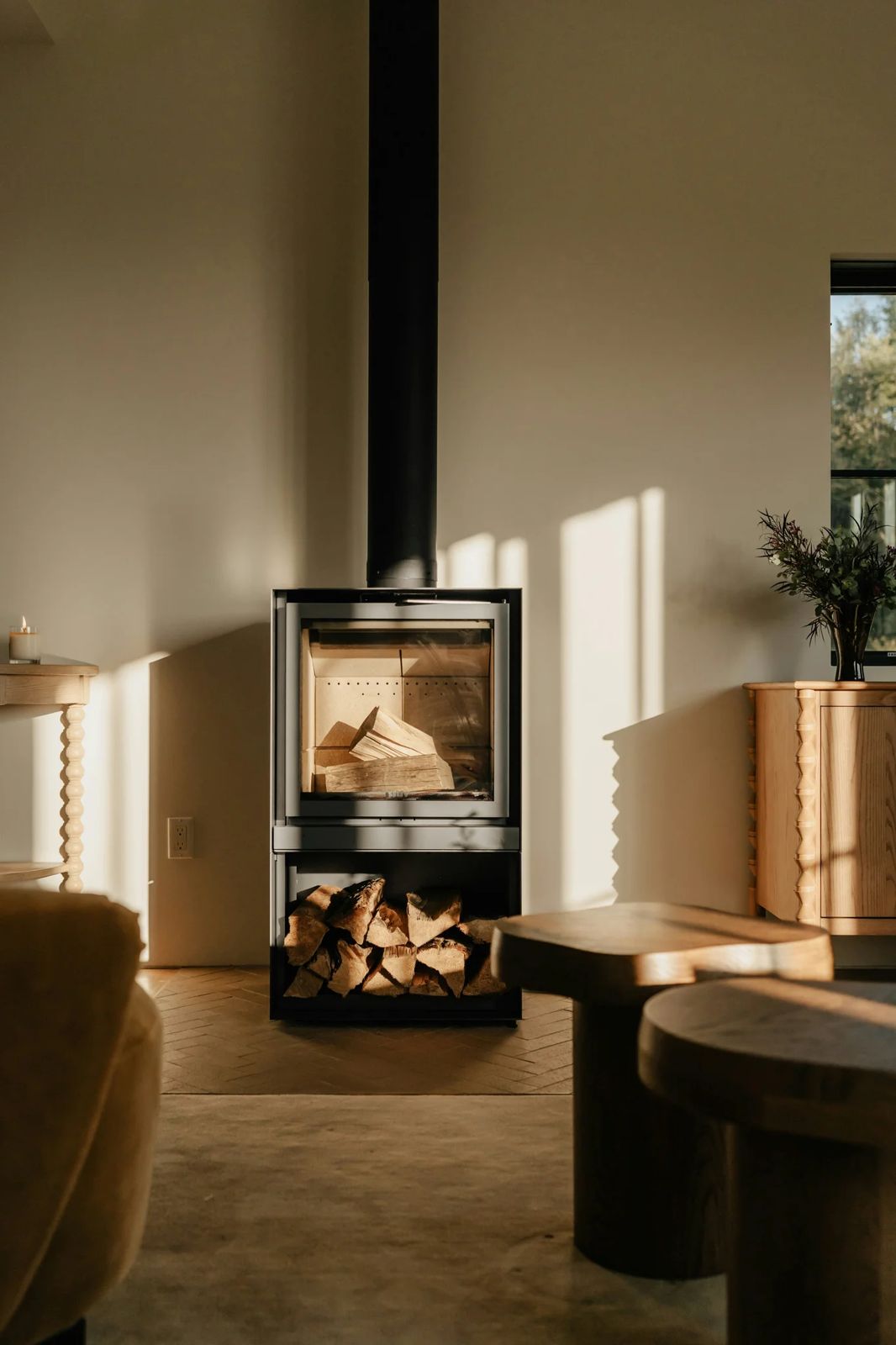 Poêle à bois moderne avec réserve à bûches, entretenu quelle que soit la marque