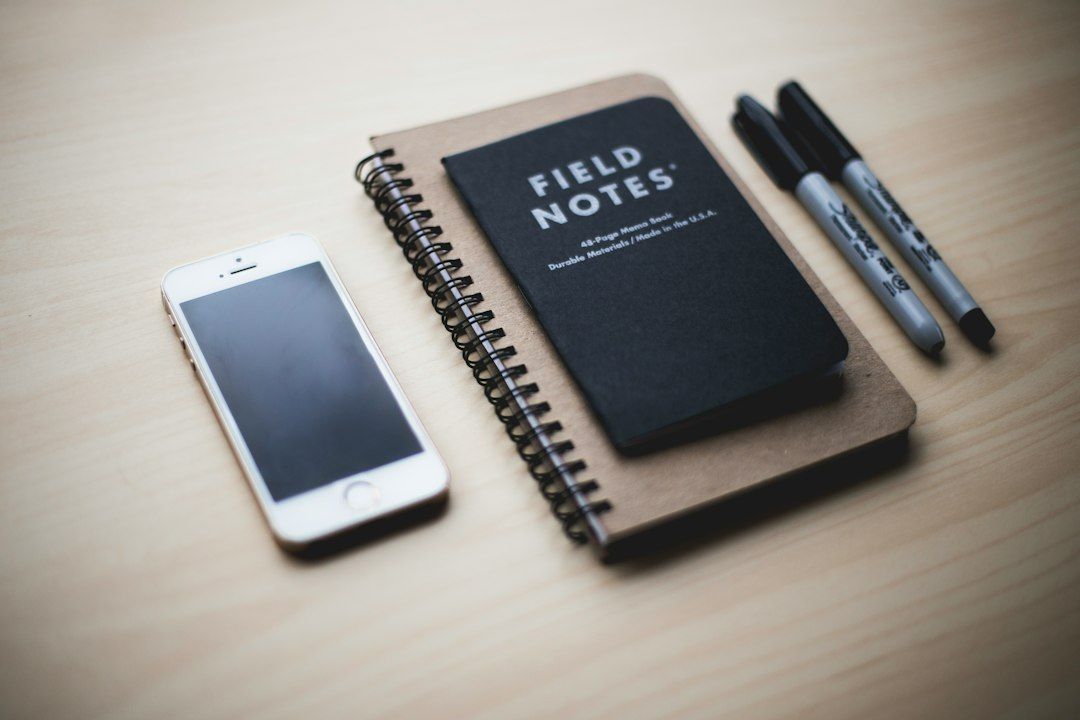Carnet de rendez-vous et téléphone pour planifier un ramonage